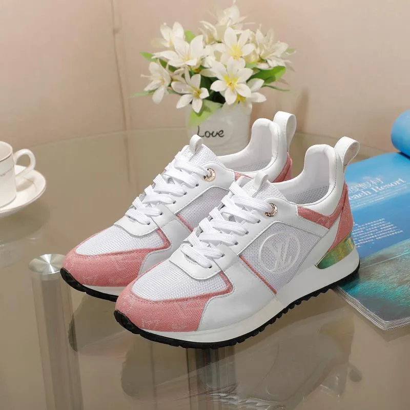 👟👟Ex-factory price 400👟👟 Men's size +10 Couple style, 2019 spring and summer new LOUIS VUITTON The same style of casual sports shoes is launched on Louis Vuitton's official website. Fabric: imported cowhide/cow velvet/breathable mesh, (imported mesh with silicone LV logo), rubber combination outsole, 2cm behind the sole, built-in 0.5cm comfortable feet, size 35-41 for women, 39-46 for men, welcome new and old customers to repost pictures for sale